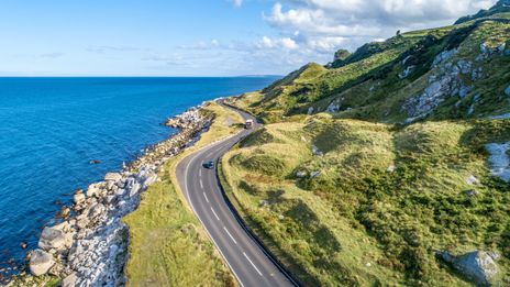 Auto fährt durch Irland