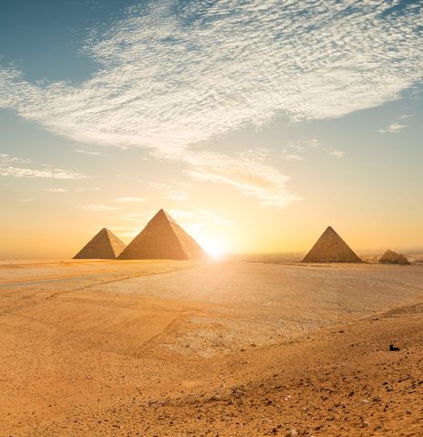 Blick auf die Pyramiden von Kairo bei untergehender Sonne