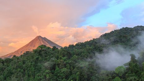 Blick auf den Vulkan Arenal in Costa Rica, umgeben von Regenwald und morgendlichem Nebel