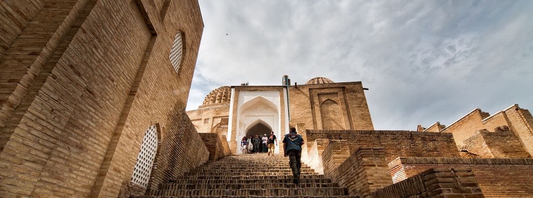 Personen spazieren durch Samarkand in Usbekistan