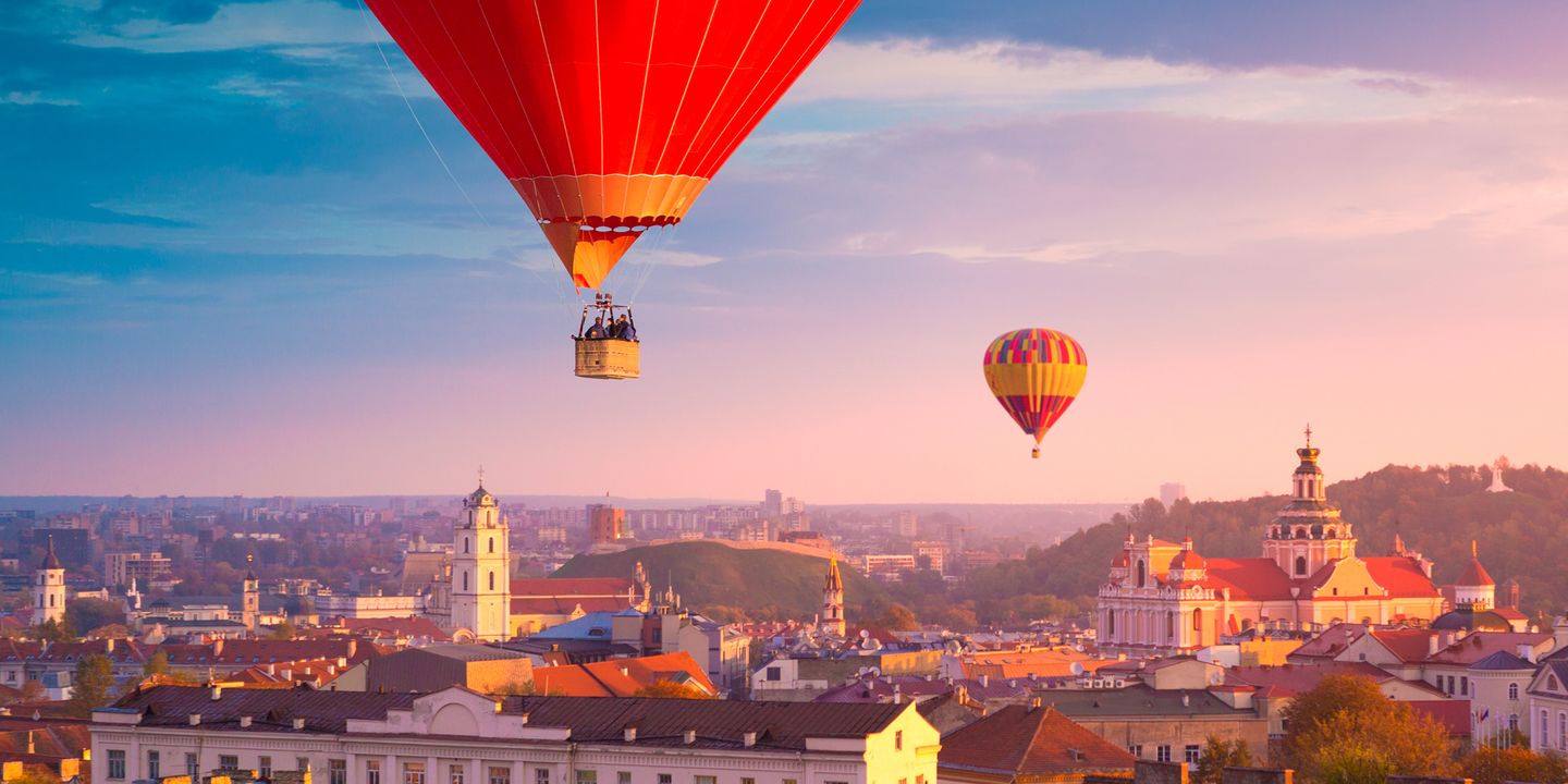 Heißluftballons über Vilnius in Litauen