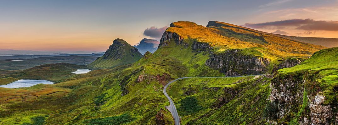 Weite Landschaft in den schottischen Highlands mit Hügeln und Küstenblick