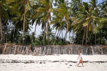 Frau am Diani Beach in Kenia