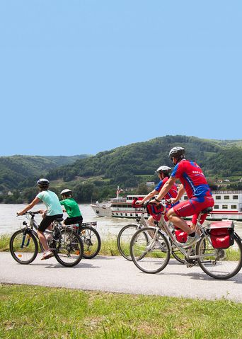 Fahrradfahrer am Fluss