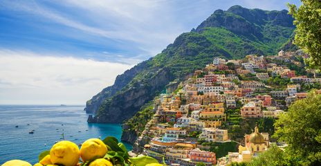 Blick auf Positano mit Zitronen