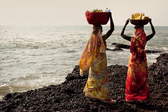 Frauen am Strand von Goa