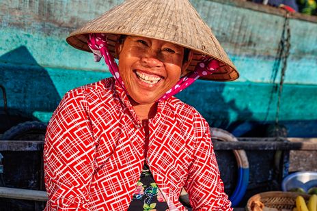 Händlerin auf schwimmendem Markt verkauft Obst vom Boot im Mekong-Delta