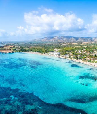Strand von Fontane Bianche mit hellem Sand und türkisfarbenem Wasser