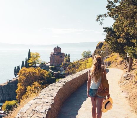 Frau spaziert am Ohrid See in Nordmazedonien