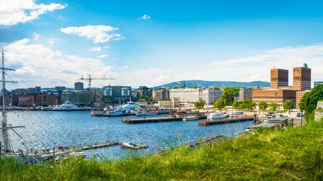 Blick auf den Hafen und das Rathaus von Oslo, Norwegen