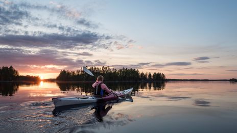 Frau auf Kanu in Finnland