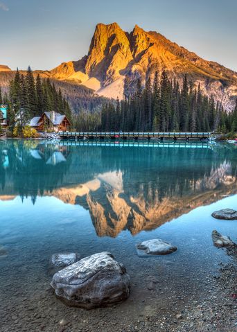 Goldenes Abendlicht über Bergsee im Yoho Nationalpark mit Felsen