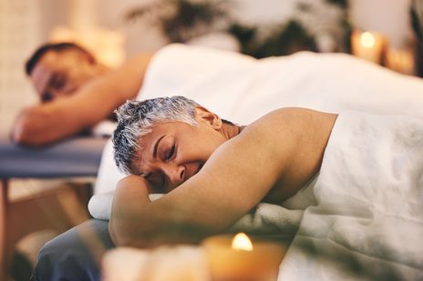 Paar bei einer gemeinsamen Massage