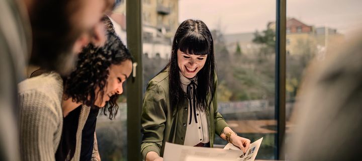 Junge Geschäftsfrauen bei einem Teammeeting