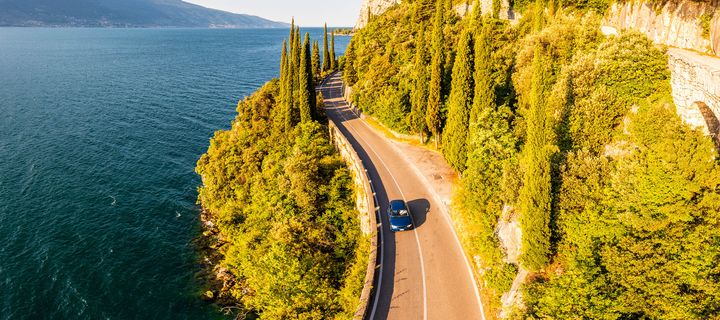 Auto fährt entlang einer Straße am Gardasee