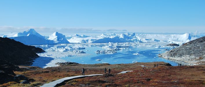 Blick auf die Küstenlandschaft Sermitsiaq mit Fjord, Bergen und Tundra
