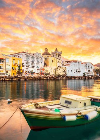 Blick auf Hafen von Ischia mit Morgendämmerung und Boot