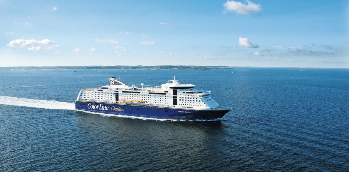 Außenansicht eines Color Line Fährschiffes auf dem Meer.