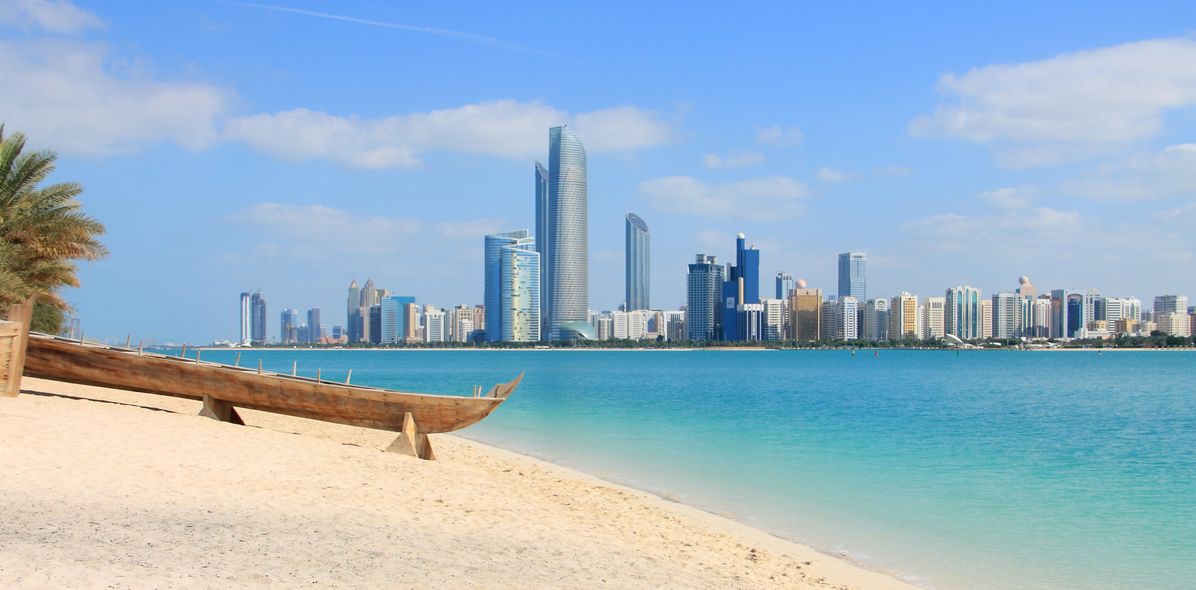 Skyline Abu Dhabi mit Strand und Boot