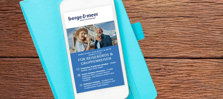 Handy und Tablet mit Display Anzeige zur Reisebüro-Newsletteranmeldung