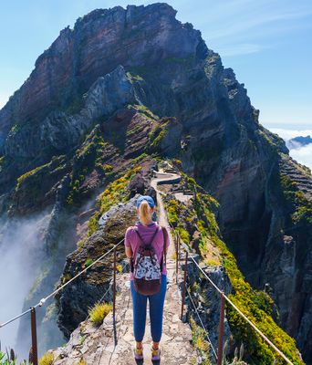 Frau wandert über die Treppe zum Himmel in Pico do Ariero in Portugal