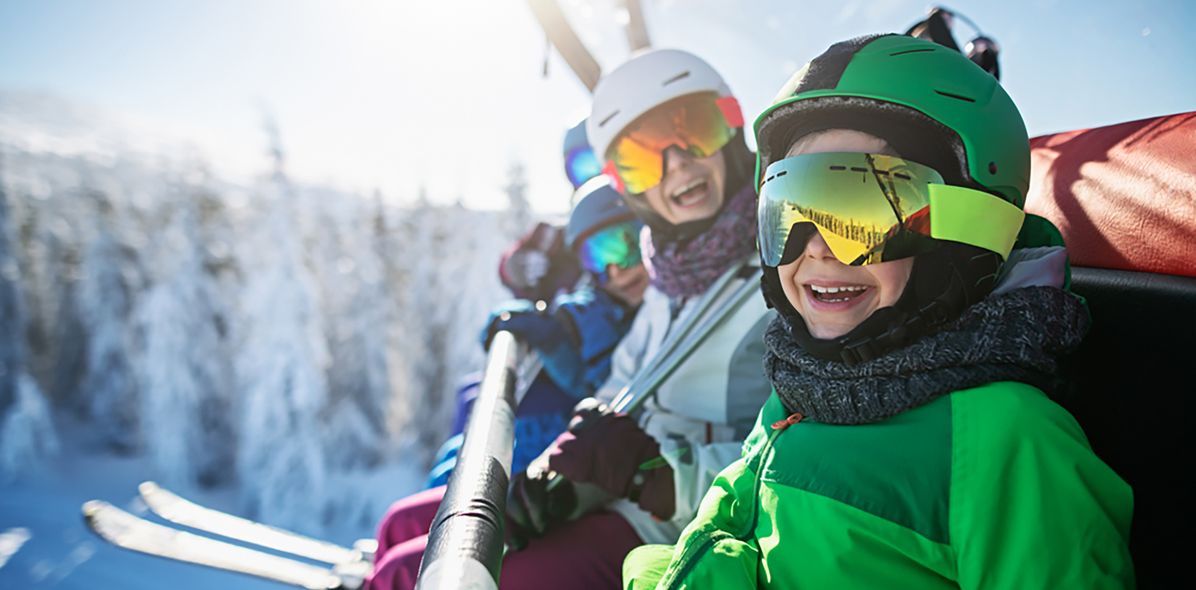 Familie im Skilift