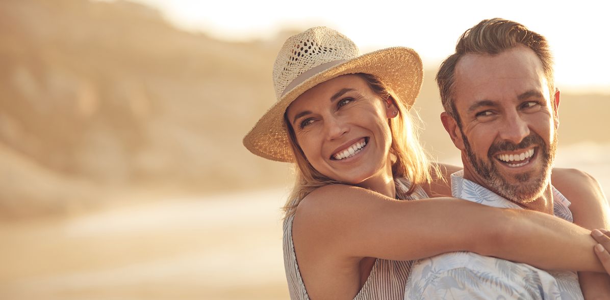 Glueckliches Paar am Strand