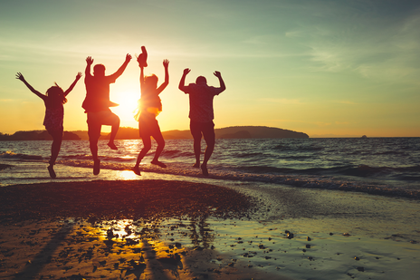 Freunde am Strand springen