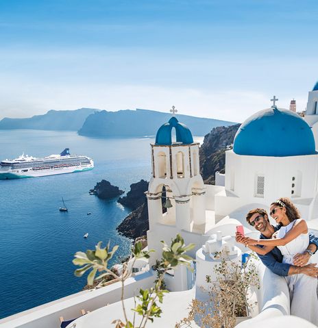 Ein Schiff von Norwegian Cruise Line vor der Küste der Griechischen Insel Santorin 