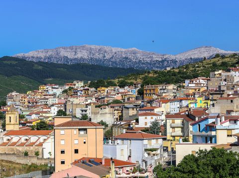 Bergdorf Orgosolo mit Häusern und Landschaft auf Sardinien