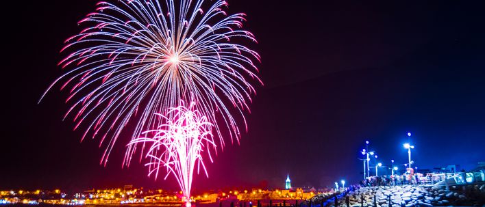 Feuerwerk in Irland  über Fluss