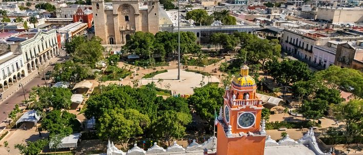 Zentrum von Mérida mit Kathedrale und umliegenden farbigen Häusern aus der Luft gesehen