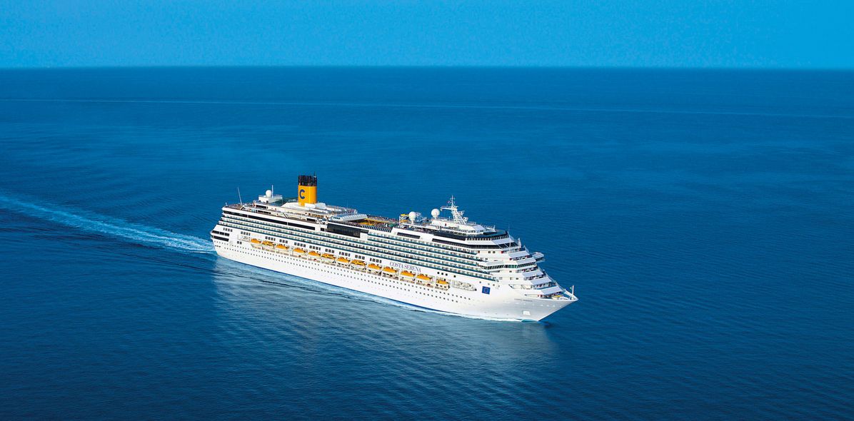 Blick auf das Kreuzfahrtschiff Costa Serena der Reederei Costa Kreuzfahrten
