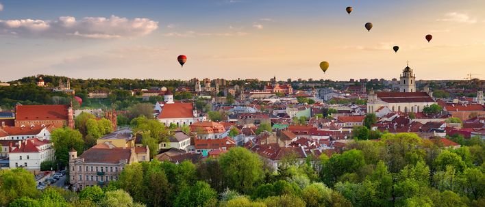Panoramablick über die Altstadt von Vilnius mit roten Dächern und Heißluftballons