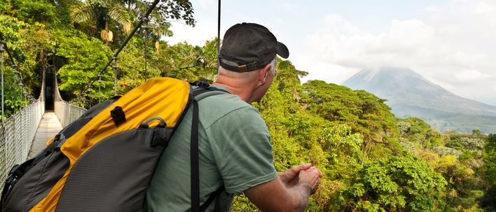 Mann beim Wandern in Costa Rica