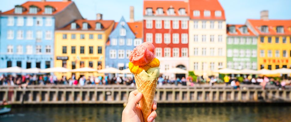 Bunte Eistüte vor den farbenfrohen Häuserfassaden in Kopenhagen, Dänemark