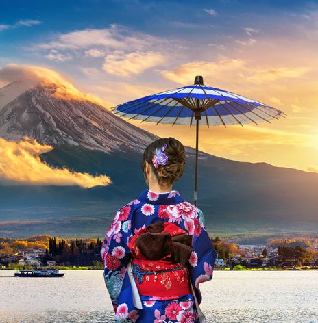 Frau blickt auf Mount Fuji