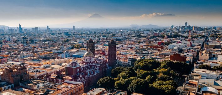 Panoramablick über Puebla mit historischer Altstadt und Vulkanen im Hintergrund