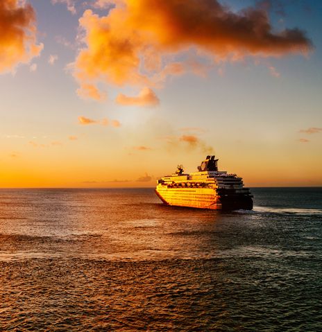 Kreuzfahrtschiff vor Sonnenuntergang