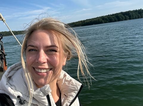 Mandy setzt die Segel im Saaristo-Archipel in Finnland