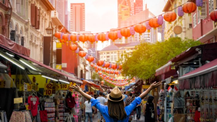 Frau in Chinatown in Singapur