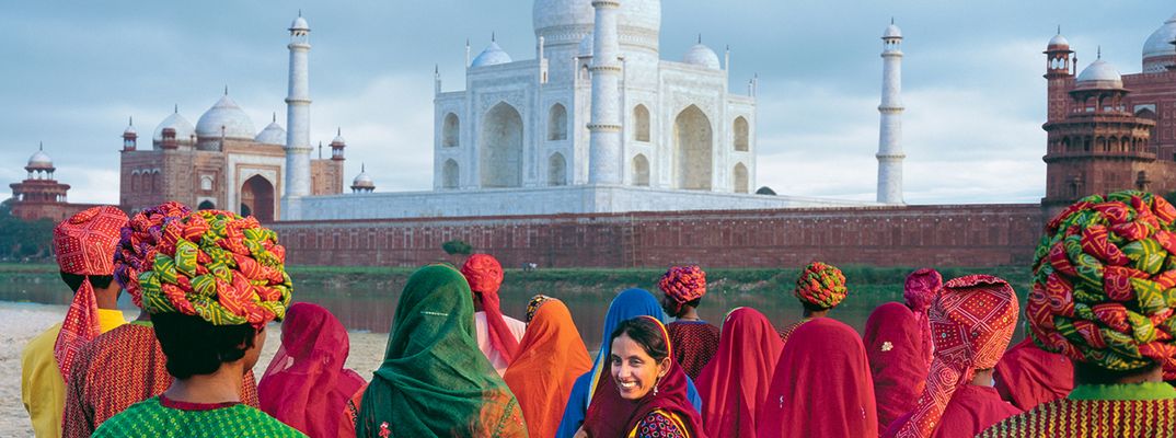 Menschengruppe vor Taj Mahal