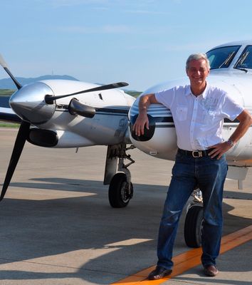 Reiner Meutsch vor seinem Flugzeug