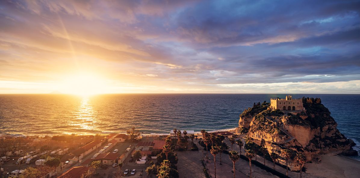 Blick auf einen Sonnenuntergang über dem Meer in Reggio Calabria. Kalabrien Italien