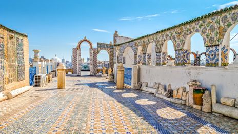 Traditionelle Dachterrasse mit zahlreichen Mosaikfließen in Blautönen in der Medina von Tunis, Tunesien