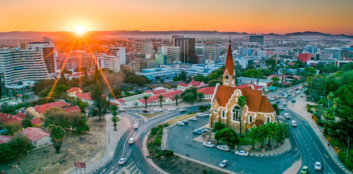 Blick auf Windhoek bei Sonnenuntergang
