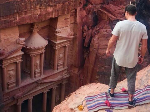 Kollege Sören steht oberhalb der Felsenstadt Petra in Jordanien