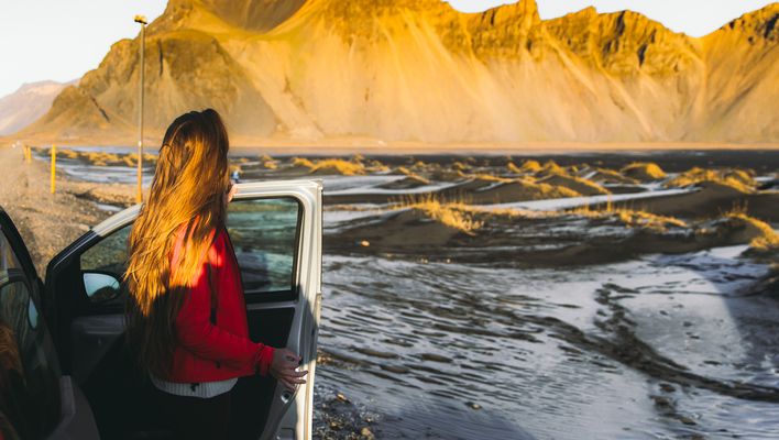 Frau mit Auto in Island