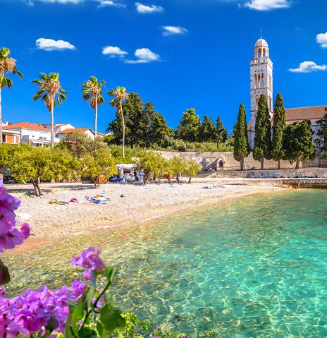 Strand von Hvar in Kroatien