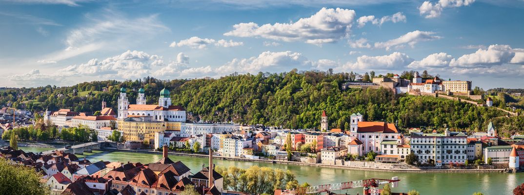 Blick auf die Stadt Passau mit blauem Himmel